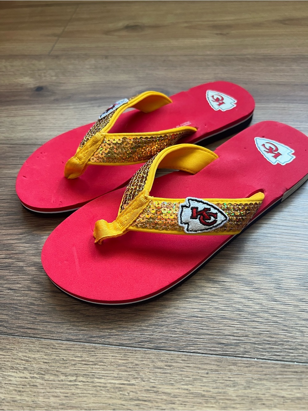 FOCO Kansas City Chiefs NFL Sequin Strap Flip Flops Red Gold (7-8)